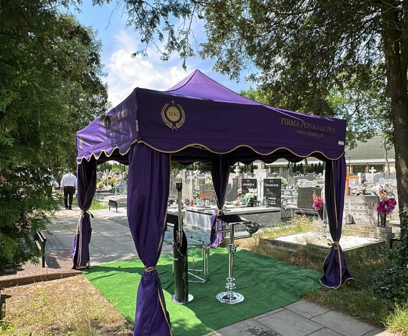 Namiot firmy pogrzebowej Maj