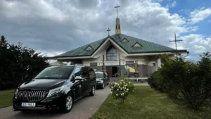 Karawan przed kościołem