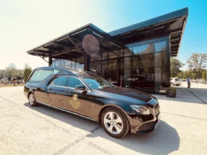 Czarny karawan Mercedes