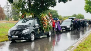 Kondukt pogrzebowy z karawanami