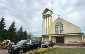 Samochody przed kościołem