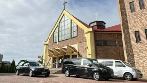 Karawany przed kościołem