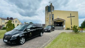 Karawany przed kościołem