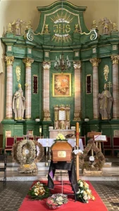 Ceremonia z trumną w kościele