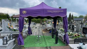 Namiot pogrzebowy na cmentarzu