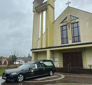 Samochód przed kościołem