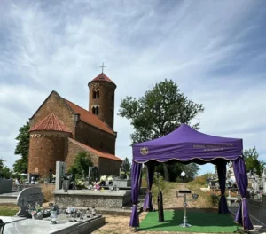 Namiot na tle średniowiecznej kaplicy