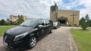 Karawany przed kościołem